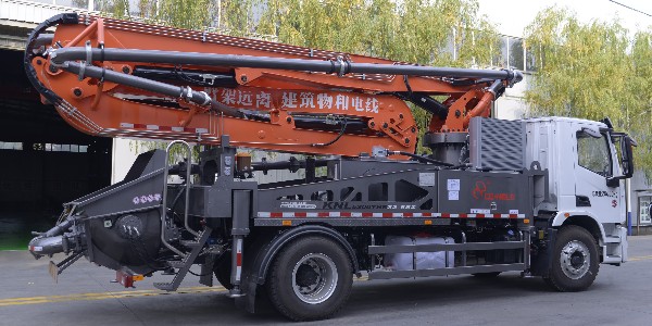 小身（shēn）材大方量，32米泵車五節臂架，和大泵（bèng）車一樣（yàng）的動力