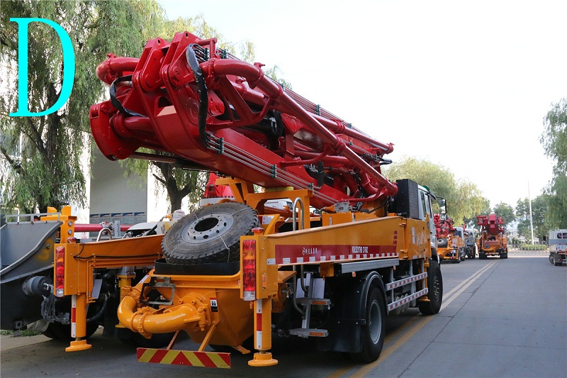 青島（dǎo）小型混凝土泵車價格 (6)