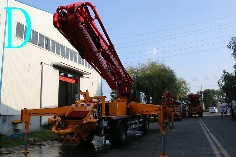 青島（dǎo）小型混凝土泵車價格（gé） (13)