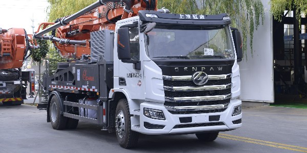 科尼樂紅岩底盤 32米泵車