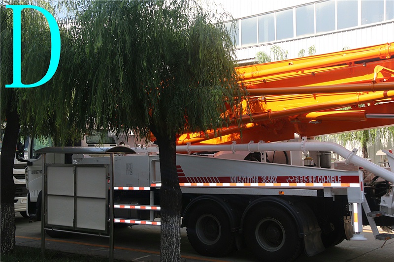 青島小（xiǎo）型混凝土泵車價格（gé） (2)