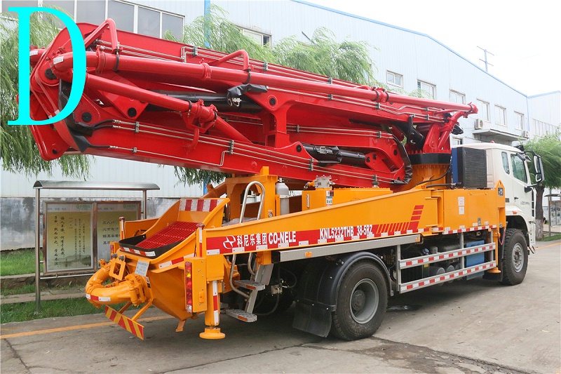 青島（dǎo）小型混凝土泵車價格 (4)