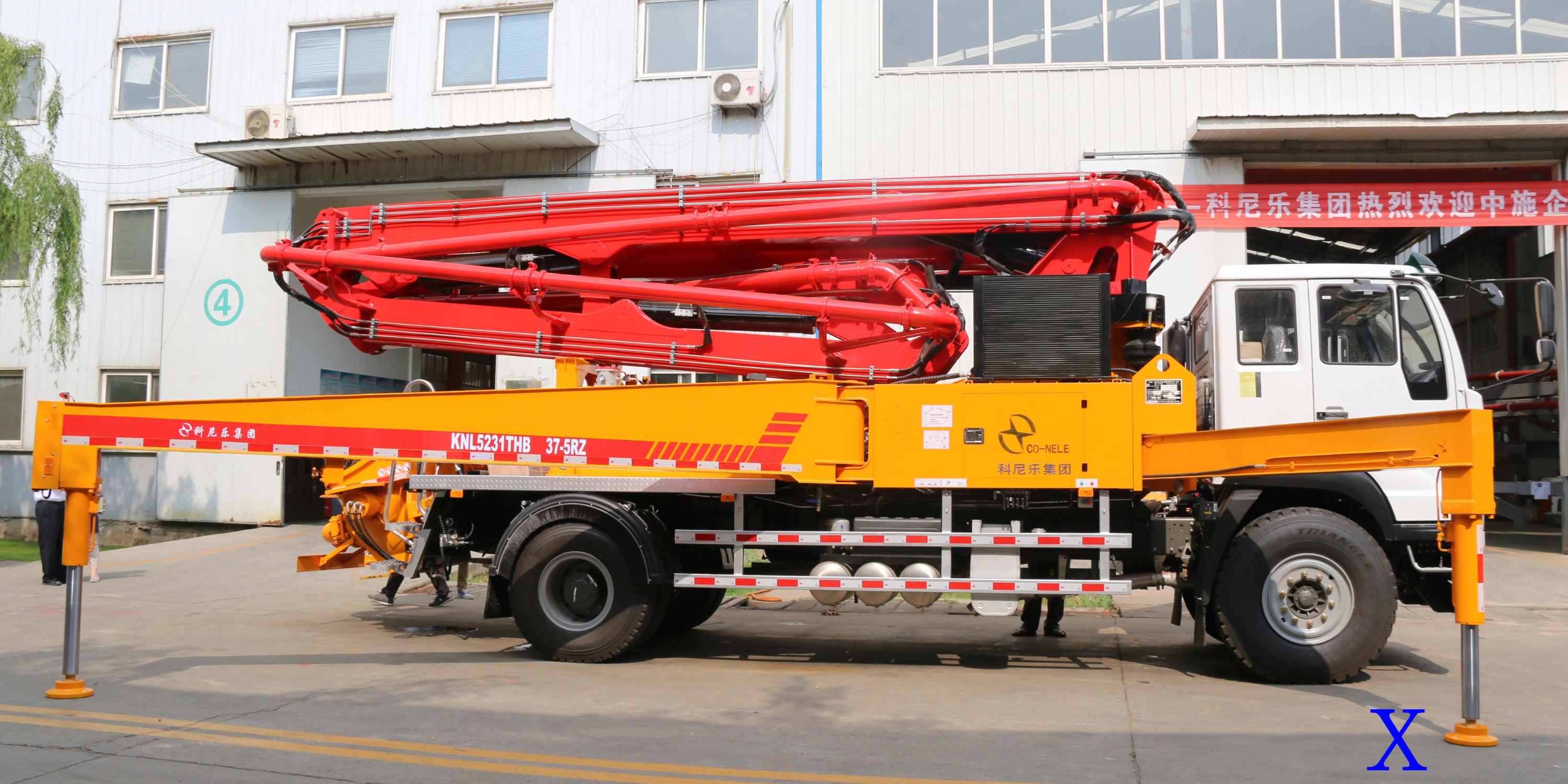 小型泵車伸展臂架時需要注（zhù）意哪些？