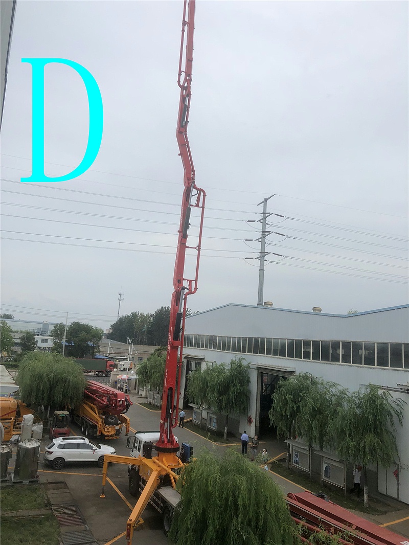 青島小（xiǎo）型混凝土泵車價格 (4)