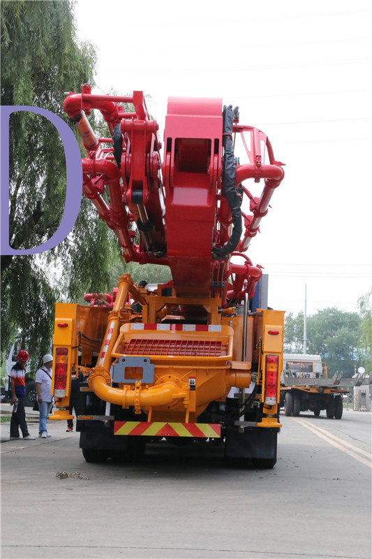 青島（dǎo）混凝土泵車價格 (2)