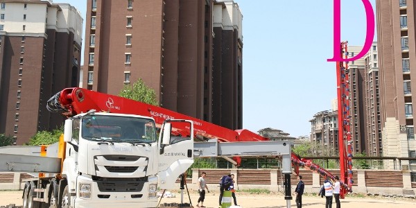 小型（xíng）混凝土泵車支腿操作說明