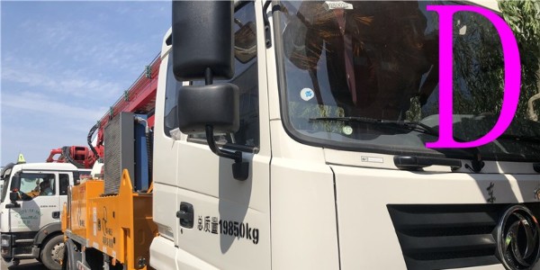 小型混（hún）凝土泵車（chē）直管又堵塞怎麽處理（二）