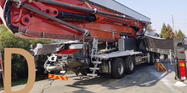 泵車支腿固定後，全方位檢查