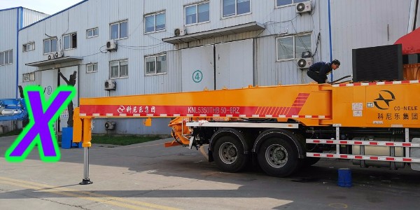 混凝土泵車的末端軟管容易受損（sǔn），需注意泵車（chē）布料杆的傾斜狀態