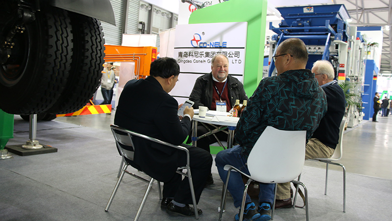 科（kē）尼樂與外國客戶洽談