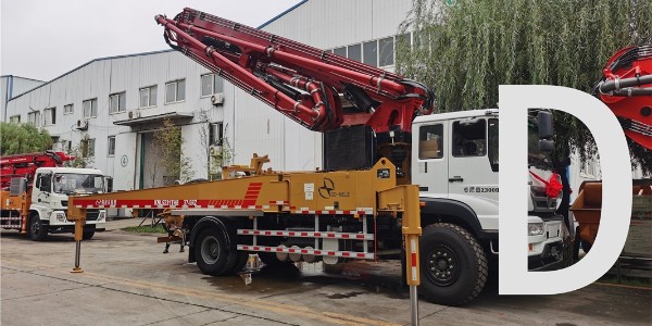 泵車液壓油箱底部排水應何時進行？