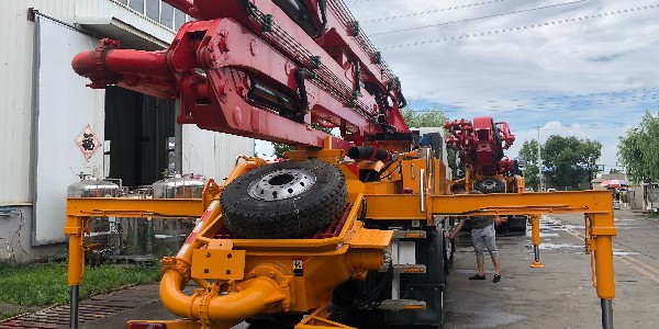泵車清洗作業要關上料鬥柵欄
