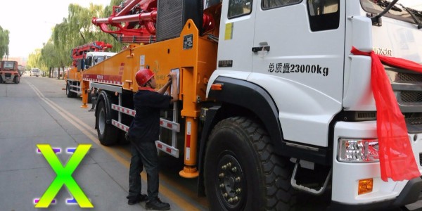 小型泵（bèng）車從（cóng）開到工地到作業完成，施工流程你都了解（jiě）嗎？——科尼樂