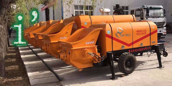 混凝土泵施工（gōng）時料鬥（dòu）中混凝土麵應保持在（zài）攪拌軸中心線以上（shàng）